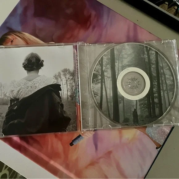 Signed Taylor Swift Folklore CD - Picture 3 of 3